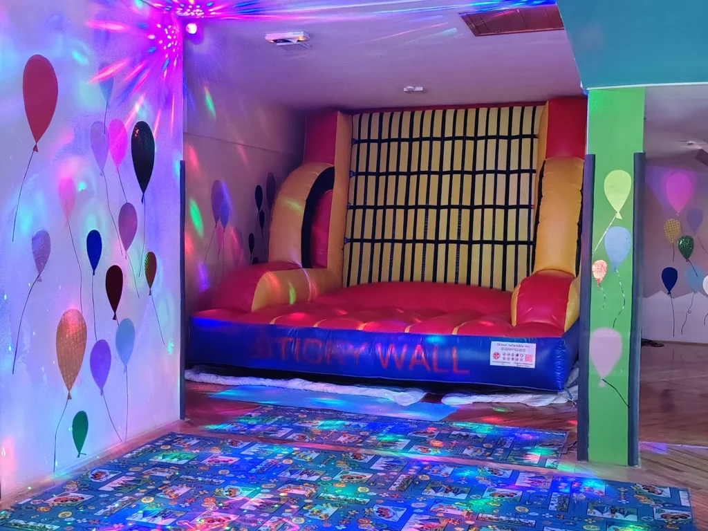 Disco svetla, muzika i Sticky Wall