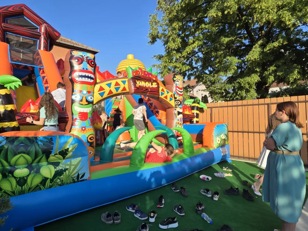 Igraonica dvorište - Zamak na naduvavanje sa toboganom