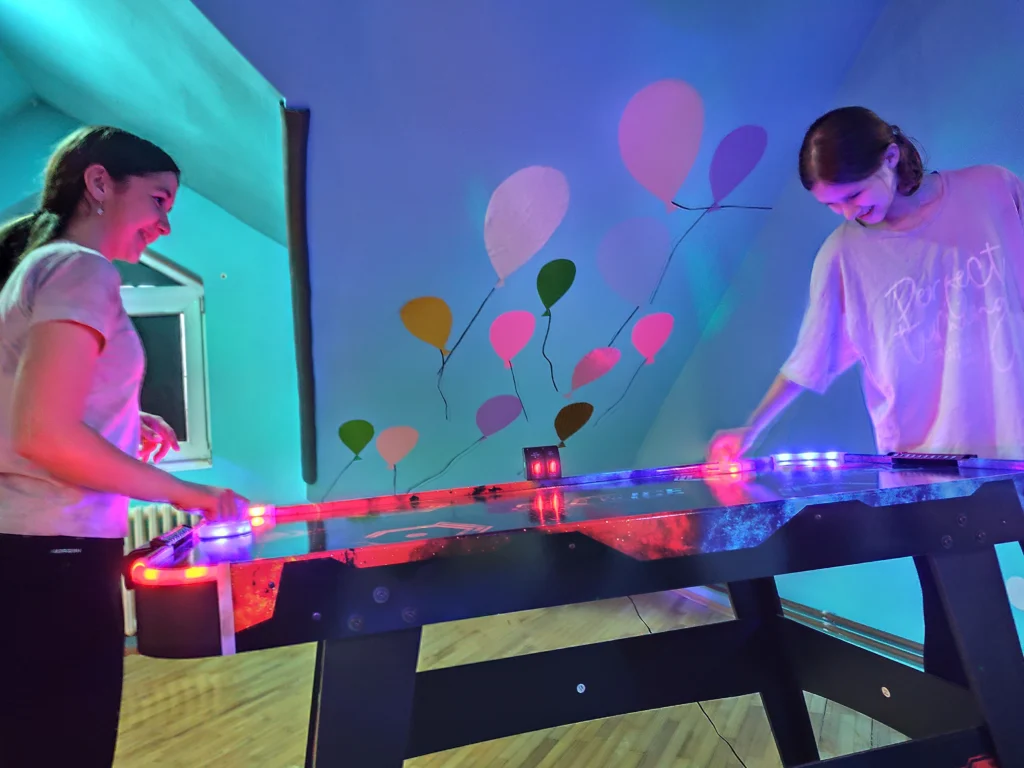 Vazdušni hokej u igraonici