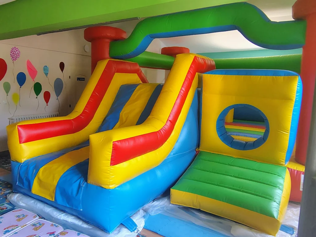 Zamak na naduvavanje sa toboganom